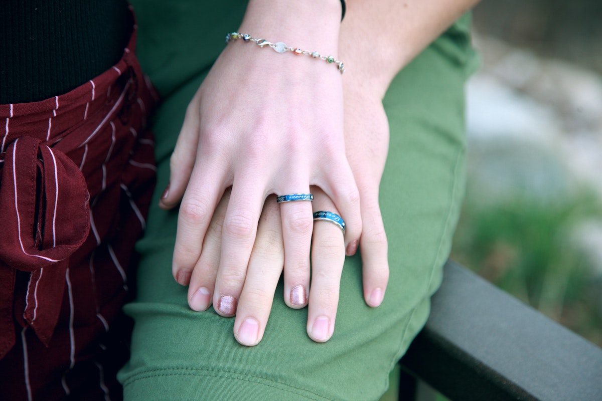 同性カップルの指輪はどこの指に付けるべき 指によって意味が変わる Mamabian Life